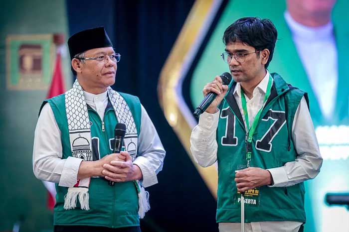 Plt Ketua Umum PPP Muhammad Mardiono bersama Sikdam Hasyim Gayo dalam acara pembekalan pemenangan caleg PPP seluruh Indonesia. (Istimewa)
