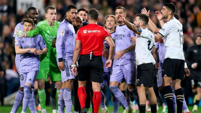 Real Madrid gagal meraih kemenangan di menit-menit akhir lawan Valencia menyusul keputusan wasit yang sangat kontroversial.