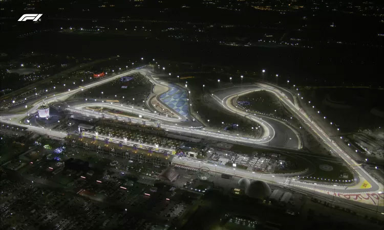 Pemandangan sirkuit Bahrain musim 2024 di malam hari.