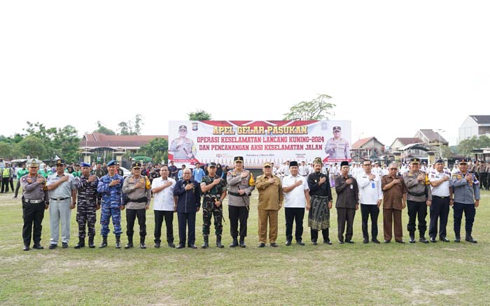 Kapolda Riau Irjen Pol Mohammad Iqbal (tengah) berfoto bersama usai apel gelar pasukan Operasi Keselamatan Lancang Kuning, Sabtu (2/3/2024).