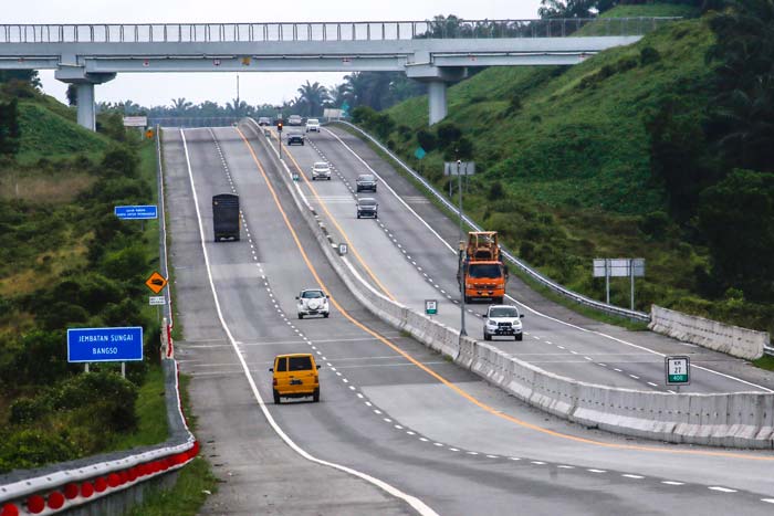 Kendaraan melintas di Tol Pekanbaru-Dumai, baru-baru ini. Tarif Tol Pekanbaru-Dumai (Permai) akan naik sebesar Rp53 ribu untuk Golongan I mulai tahun ini.