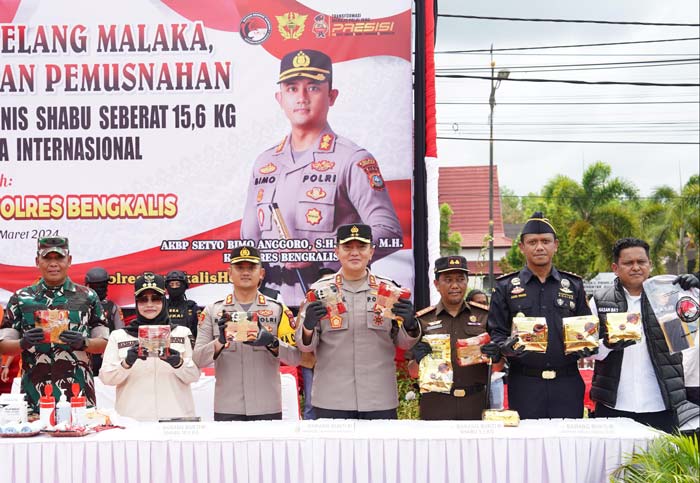 Memperlihatkan barang bukti narkoba jenis sabu saat ekspose penangkapan narkoba oleh Satnarkoba Polres Bengkalis sebanyak 15,6 kg di Mapolres Bengkalis, Ahad (3/3/2024).