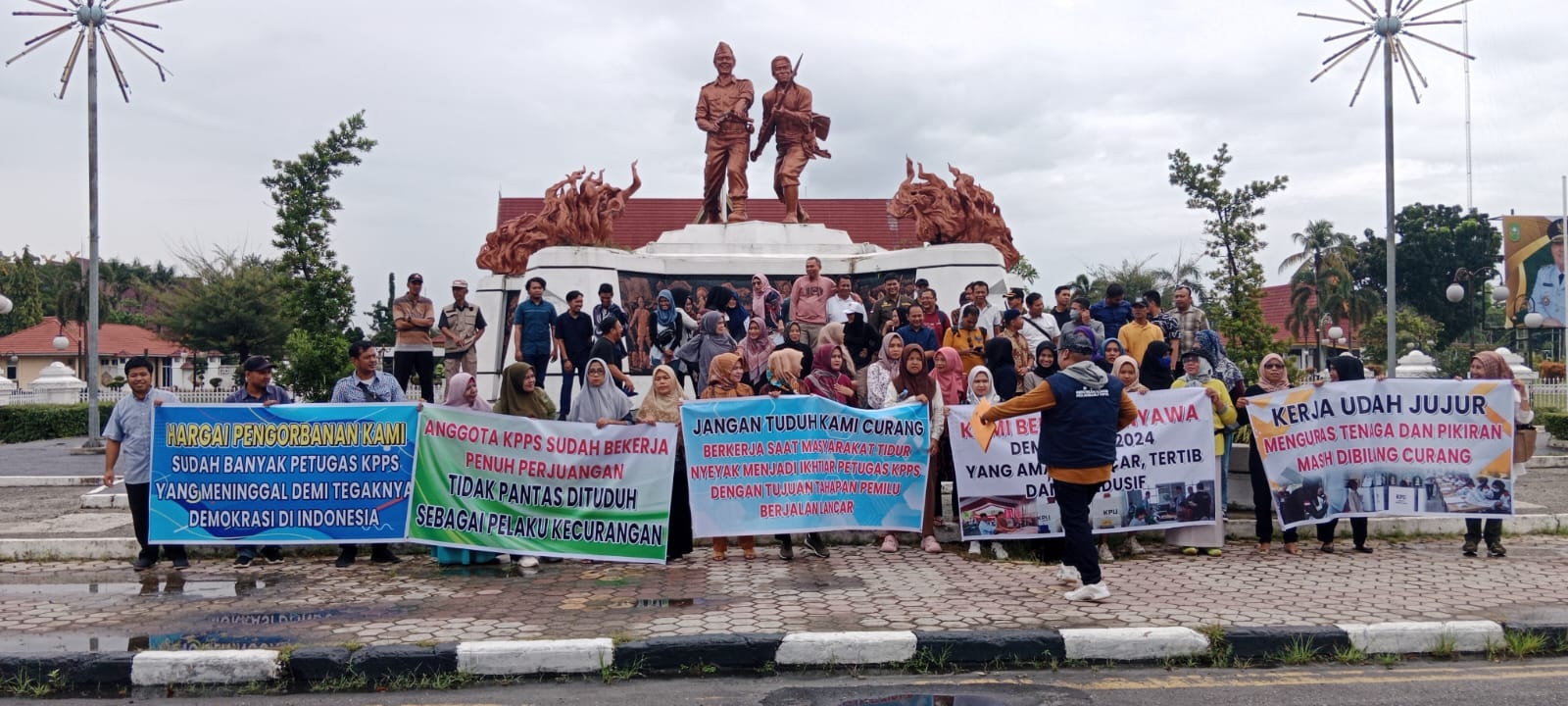 Massa aksi yang mengatasnamakan petugas PPK, PPS dan KPPS menggelar aksi damai di Jalan Diponegoro Kota Pekanbaru, Senin (4/3/2024).