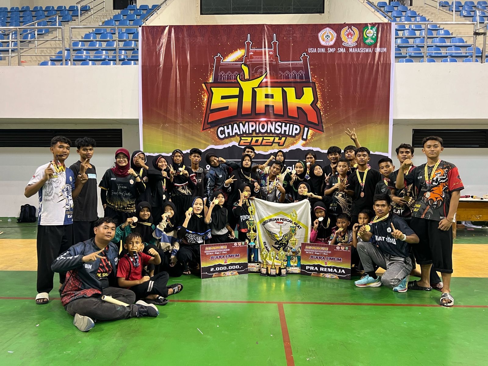 Tim Pencak Silat Elang Ksatria foto bersama usai memenangkan kejuaraan silat se Riau di iven Siak Championship 1 di Gor Hall Sport Siak 1-3 Maret 2024.