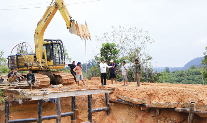 Wabup Rohul meninjau pelaksanaan pembangunan Jembatan Bailey di Km 37 Desa Rokan Koto Ruang, Kecamatan Rokan IV Koto yang dikerjakan Dinas PUPRP KPP Riau, Sabtu (2/3/2024) siang.