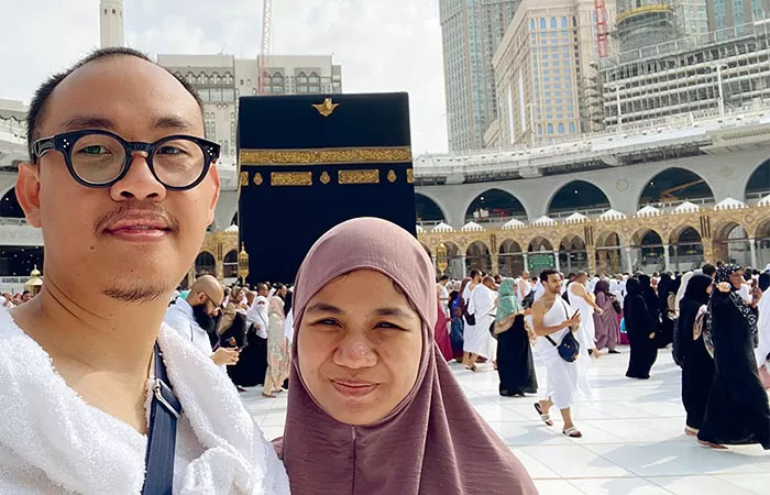 Bhima dan istri umrah secara mandiri. Akhir tahun lalu, keduanya berumrah, lalu berlanjut jalan-jalan ke Turki.