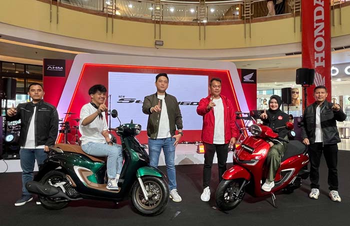 Berfoto bersama dalam event launching New Stylo 160 di Mal SKA Pekanbaru, Ahad (3/3/2024).