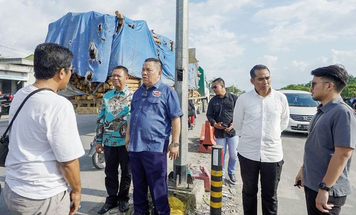 Pj Gubri SF Hariyanto meninjau lokasi rencana pembangunan flyover di persimpangan Jalan Garuda Sakti-HR Soebrantas, Pekanbaru, Sabtu (2/3/202