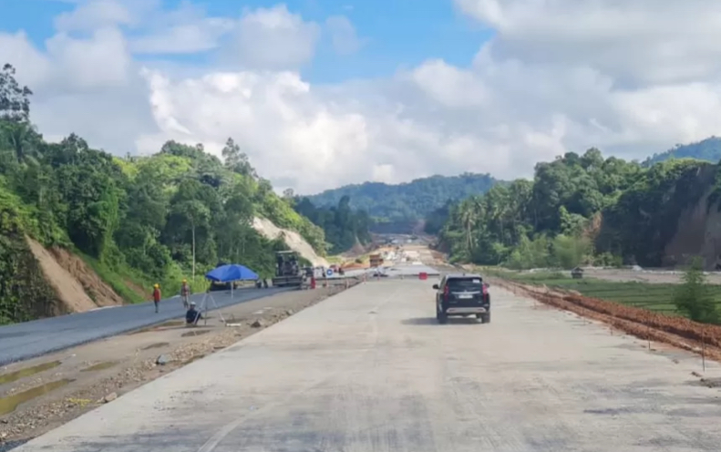 Hutama Karya (Persero) terus memacu pembangunan Jalan Tol Trans Sumatera (JTTS) ruas Padang-Sicincin yang ditargetkan tuntas 2024.