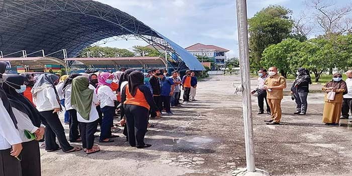 Bagian Umum DPRD Riau saat mengumpulkan seluruh petugas kebersihan yang bekerja di DPRD Riau sekaligus apel pembinaan