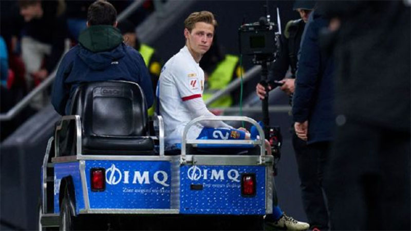 Gelandang Barcelona Frenkie De Jong ditandu keluar lapangan karena cedera saat menghadapi Athletic Bilbao, Senin (4/3/2024) dini hari WIB.