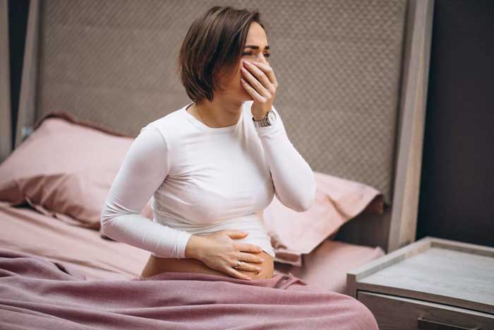 Ilustrasi ibu hamil yang mengalami mual dan muntah di trimester pertama kehamilan.