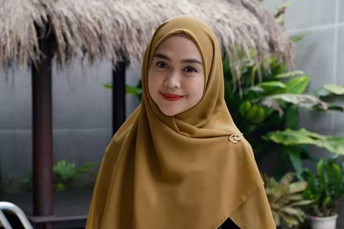 Ria Ricis memberikan oleh-oleh untuk Teuku Ryan usai pulang liburan dari Jepang.