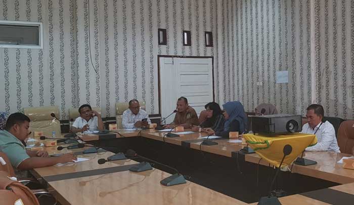 Rapat banmus DPRD Rohil, dihadiri Ketua DPRD Rohil Maston SH, Waka Basiran Nur Efendi SE MIP dan sejumlah anggota banmus serta sekwan DPRD Rohil Sarman Syahroni ST MIP di Bagansiapiapi