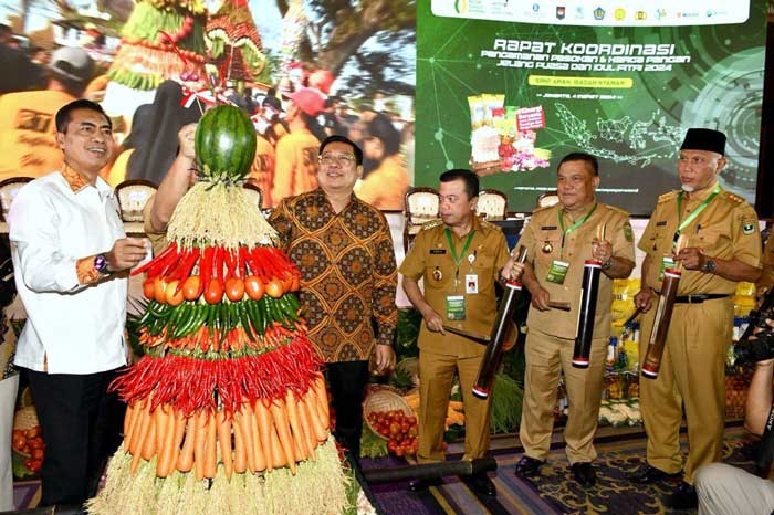 Pj Gubri saat menghadiri Rakor bersama Mendagri membahas ketersediaan bahan pokok di Jakarta, Senin (4/3).