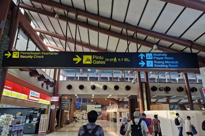 Calon penumpang pesawat di Terminal 2 Keberangkatan Bandara Soekarno-Hatta.