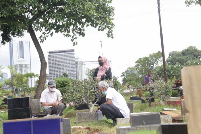 Umat Islam berdoa atau ziarah di depan makam keluarga dan kerabat di Tempat Pemakaman Umum Semper, Jakarta, Senin (4/3/2024).