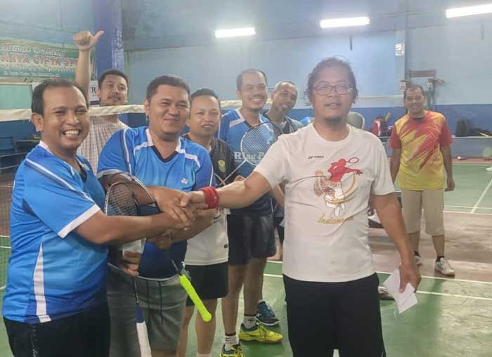 BAGIKAN HADIAH: Dirut Riau Pos Ahmad Dardiri bagikan hadiah kepada para pemenang Riau Pos Badminton Internal Tournament  di GOR Arya Cipta Jl Ciptakarya, Senin (4/3/2024).