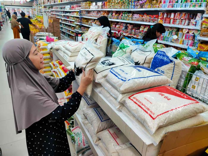Seorang warga membeli beras yang dijual di salah satu pusat perbelanjaan di Jalan Durian Pekanbaru, Senin (4/3/2024). Harga beras di Pekanbaru masih mahal jelang Ramadan