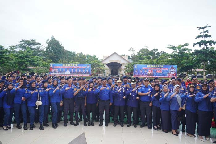 Pj Bupati Kampar Hambali didampingi Kadis Damkar Hendri Dunan foto bersama personel Damkar usai apel gabungan awal bulan sekaligus memperingati HUT ke-105 Damkar di halaman Kantor Bupati Kampar