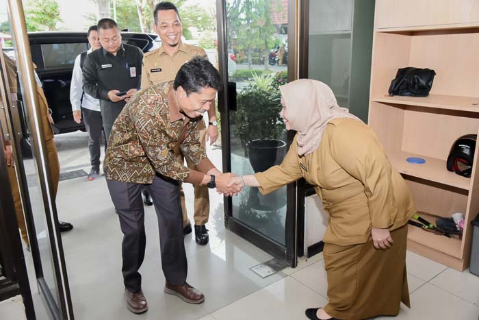 Ketua BPK RI Perwakilan Riau Jariyatna disambut Bupati Bengkalis Kasmarni saat berkunjung ke Bengkalis, Senin (4/3/2024).