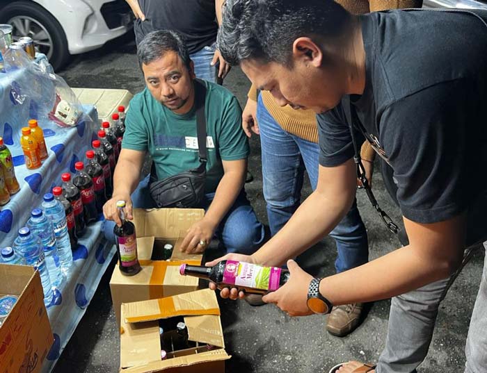 Personel Sat Narkoba Polresta Pekanbaru memeriksa dan menyita ratusan botol minuman keras (miras) yang menyalahi aturan, Ahad (3/3/2024) malam.