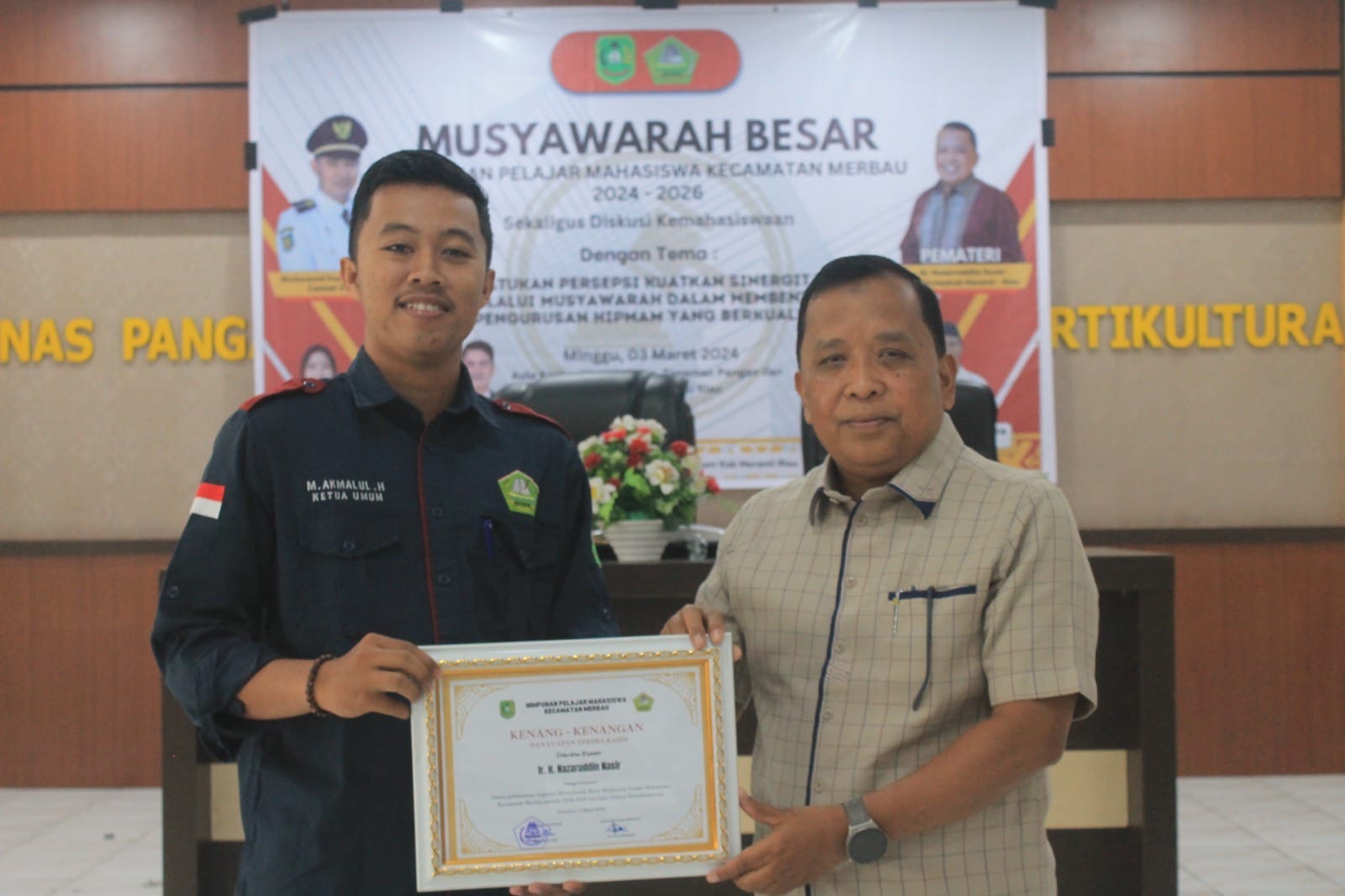 M Akmalul Ketua Umum Hipmam Pekanbaru periode 2020-2022 saat menyerahkan pelakat kepada Ir H Nazaruddin (Irvan Nasir), Ahad (3/3/2024).