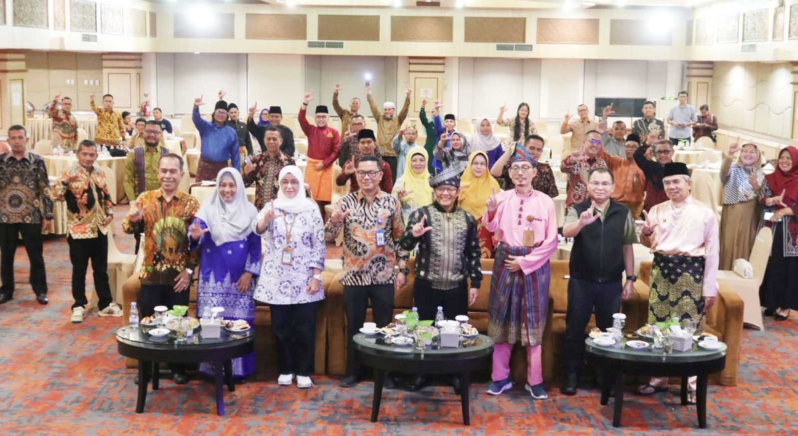 Kepala Balai Bahasa Provinsi Riau, Toha Machsum (tiga kanan) foto bersama dengan para peserta Rapat Koorinasi Revitalisasi Bahasa Daerah di Pekanbaru, Senin (4/3/2024) malam.