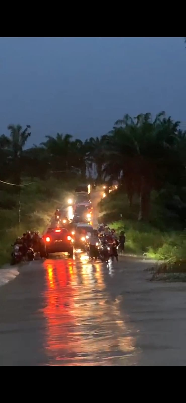 Sejumlah pengendara kendaraan menunggu antrian pola buka tutup Jalan Simpang Perak yang longsor setelah diguyur hujan lebat dengan durasi cukup panjang, Selasa (5/3/2024).