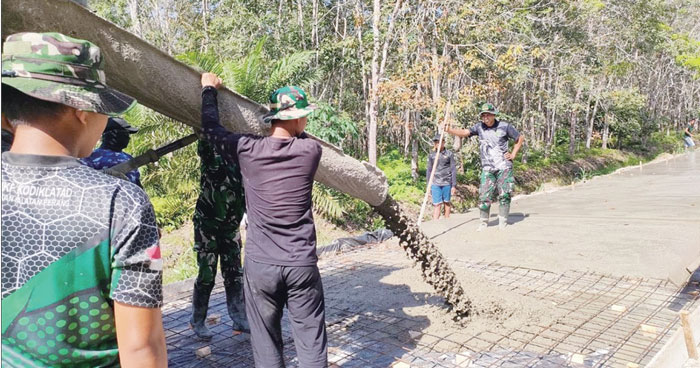 Personel TNI menunggal bersama warga melakukan pengecoran Jalan Dewi Sri di Kampung Sungai Tengah, Kecamatan Sabak Auh, Kabupaten Siak, Sabtu (2/3/2024).
