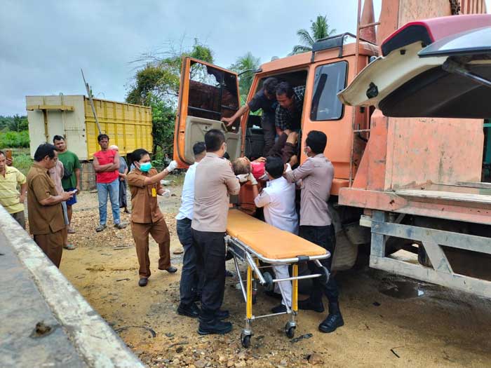 Jajaran Polsek Kamparkiri Hilir mengevakuasi supir truk yang ditemukan meninggal dalam mobil, Senin (4/3/2024).