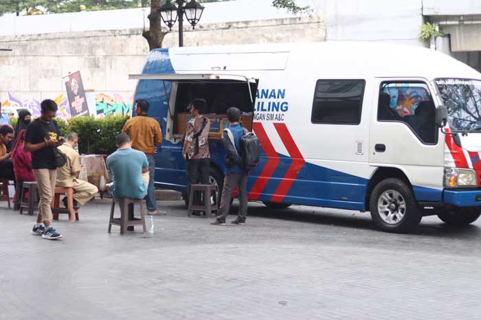 Mobil Pelayanan Sim Keliling Satlantas Polresta Pekanbaru saat di Mal Living World, Selasa (5/3/2024).