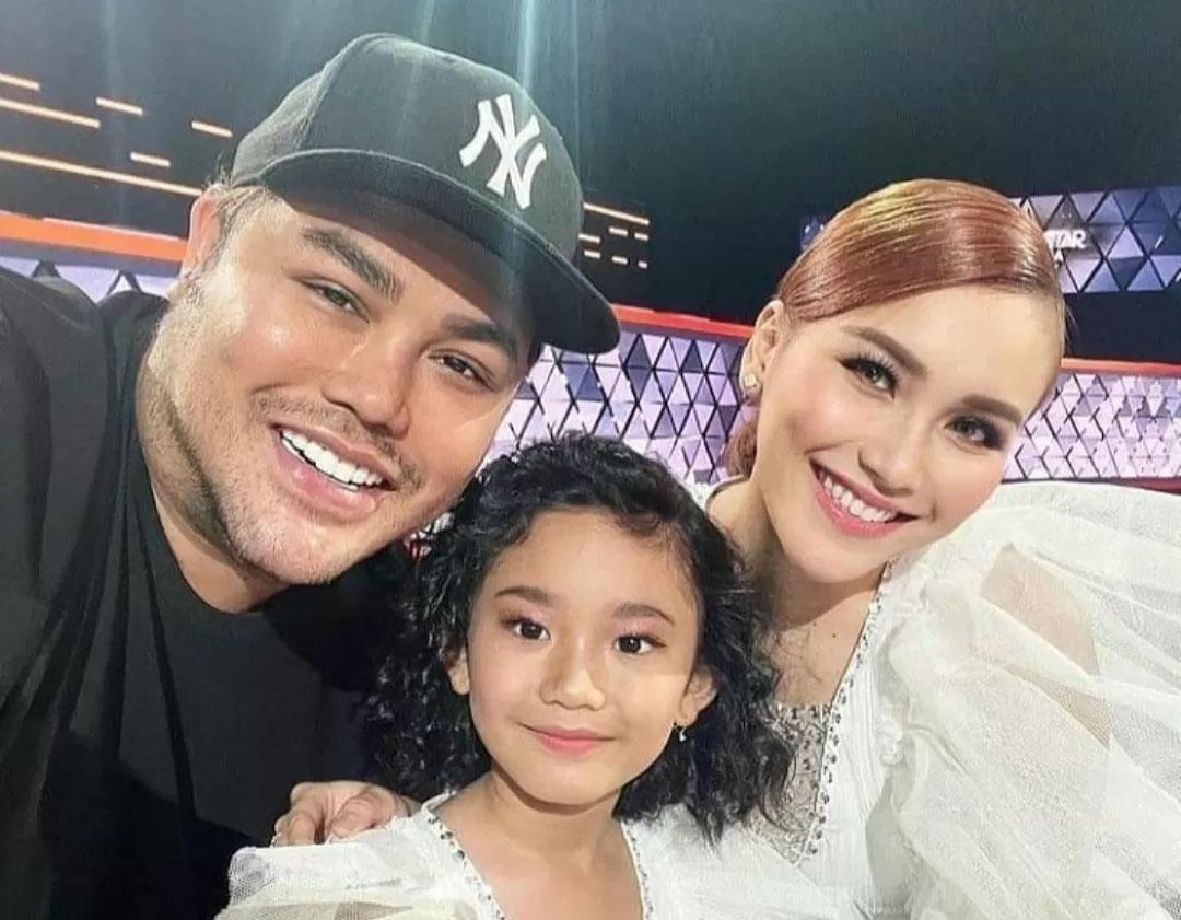 Ayu Ting Ting bersama Biqis dan Ivan Gunawan. Sang desainer senang dengan lamaran sahabatnya itu.