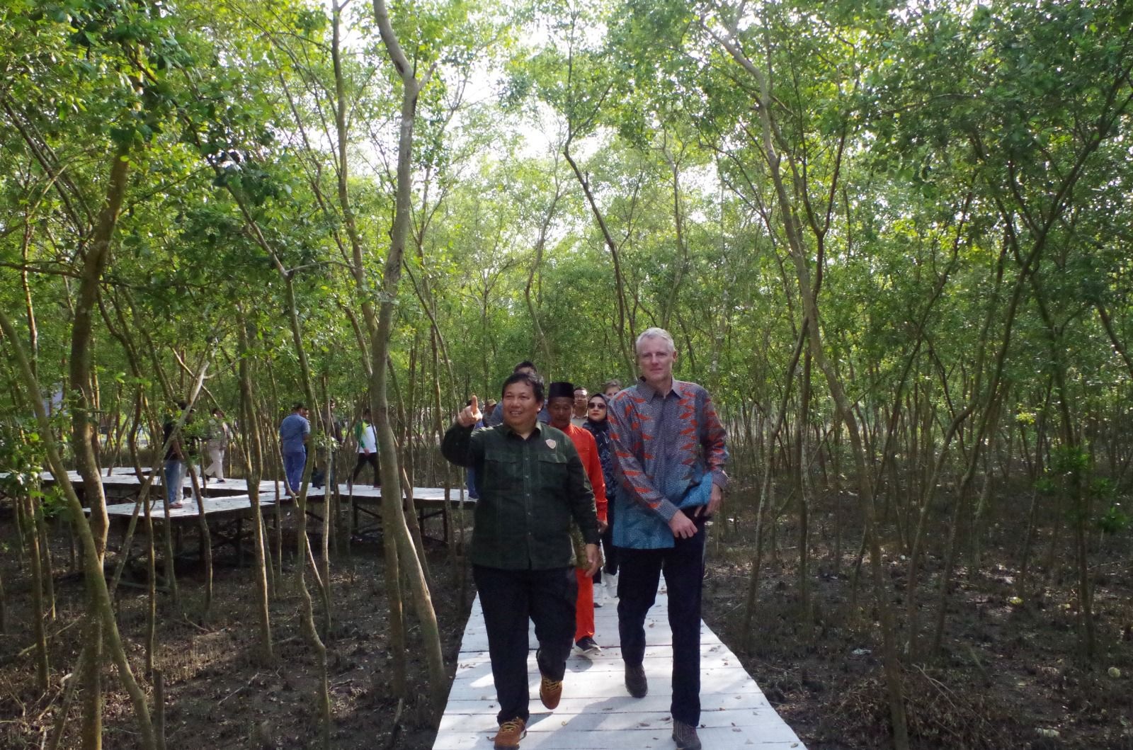 Dirjen Perhutanan Sosial dan Kemitraan Lingkungan, Bambang Supriyanto bersama Menteri Iklim dan Lingkungan Hidup Kerajaan Inggris tahun 2019-2023, Right Hons Goldsmith meninjau hutan kemasyarakatan
