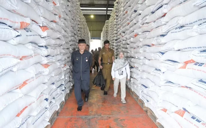 Gubernur Sumbar, Mahyeldi Ansharullah bersama Pimwil Perum Bulog, Sri Muniati mengecek ketersediaan stok cadangan beras di Gudang Bulog Kota Padang, Selasa (5/3/2024).