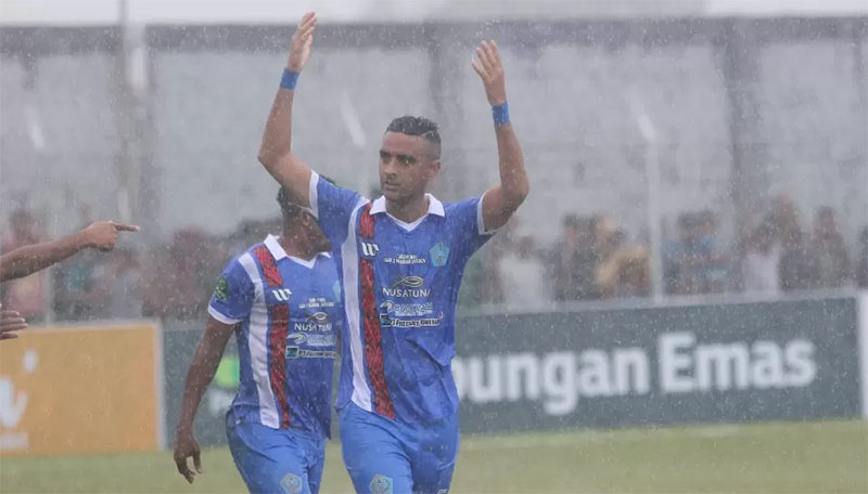 Bek PSBS Biak Otavio Dutra saat merayakan golnya di babak pertama. PSBS Biak menang telak 3-0 atas Semen Padang FC di leg pertama Final Liga 2, Selasa (5/3/2024).