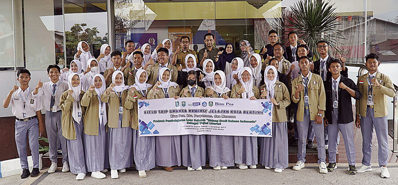 Rombongan siswa-siswi SMAN 1 Sungai Apit, Kabupaten Siak, didampingi Kepala Sekolah dan para guru foto bersama Redaktur&nbsp;Pelaksana Riau Pos di sela-sela kunjungan ke&nbsp;redaksi&nbsp;Riau Pos, Selasa (5/3/2024)