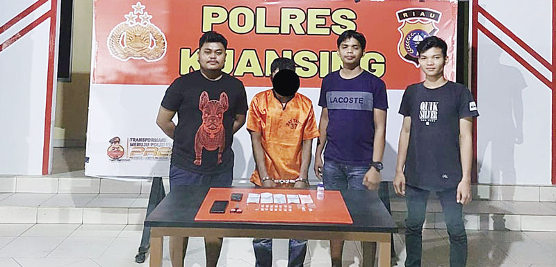 Tersangka P saat diamankan tim Mata Elang Satres Narkoba di Mapolres Kuansing, Senin (4/3/2024).