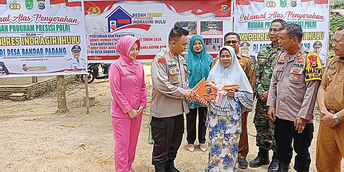 Kapolres Inhu didampingi Ketua Bhayangkari Cabang Polres Inhu menyerahan kunci rumah kepada pemiliknya usai dibedah, Senin (4/3/2024).