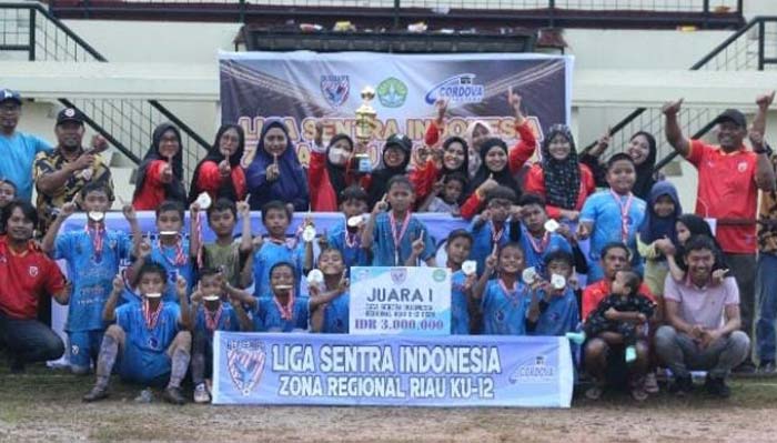 Pemain, pelatih dan ofisial SSB Garuda Junior melakukan selebrasi usai penyerahan hadiah juara Liga Sentra Indonesia (LSI) U-12 yang di Stadion Unri, Pekanbaru, baru-baru ini.