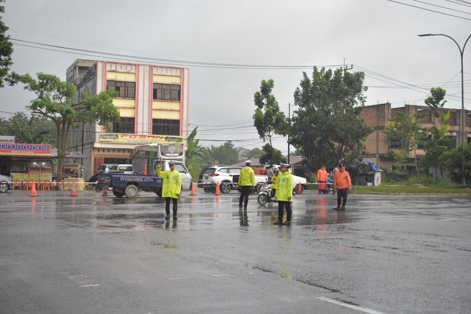 Satlantas Polresta Pekanbaru saat menutup persimpangan Jalan SM Amin-Naga Sakti, Selasa (5/3/2024).