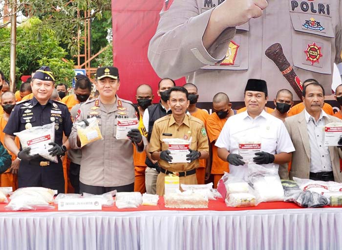 Ketua DPRD Riau Yulisman (dua kanan) bersama Kapolda Riau Irjen Pol Mohammad Iqbal (dua kiri), Plh Sekdaprov Riau Indra (tengah) dan forkopimda saat pemusnahan barang bukti (BB) narkoba.