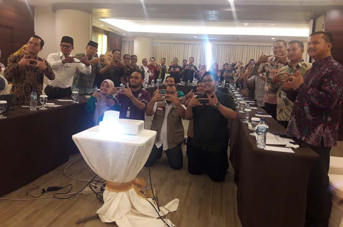 Peserta dari Lembaga Pendamping Proses Produk Halal (LP3H) dan Lembaga Pemeriksa Halal (LPH) foto bersama  saat mengikuti rapat koordinasi daerah terkait kampaye wajib halal Oktober (WHO2024)