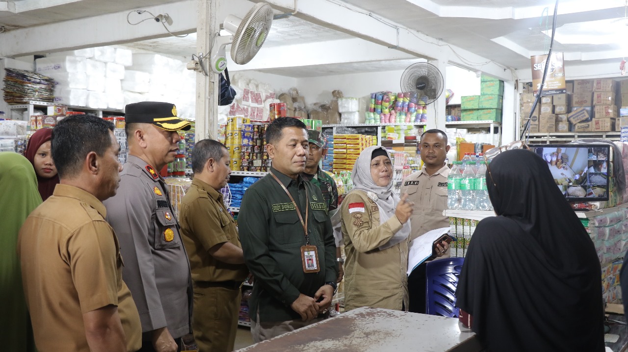 Sekda Kuansing, H Dedy Sambudi SKM MKes saat mendatangi salah satu swalayan di Telukkuantan, Selasa (5/3/2024) siang.