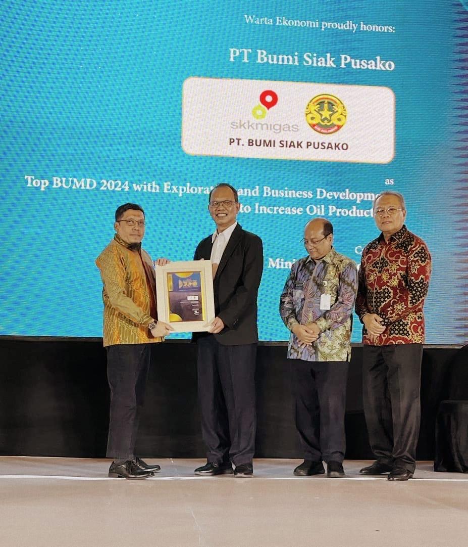 General Manager PT BSP Raihan menerima penghargaan dari CEO & Chief Editor Warta Ekonomi Muhammad Ihsan di JS Luwansa Hotel & Convention Jakarta, Selasa (5/3/2024).