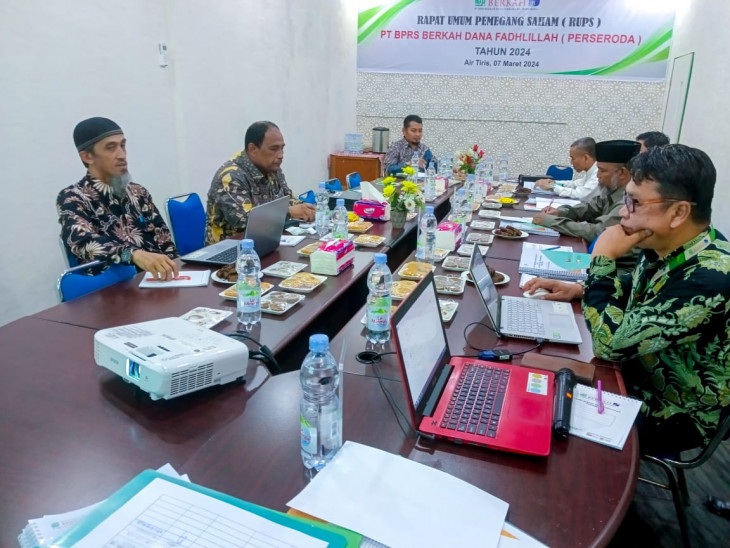 Suhermi ST menghadiri RUPS PT BPRS Berkah Dana Fadhlillah (Perseroda) 2024 di kantor Pusat BPRS Kelurahan Air Tiris Kecamatan Kampar, Kamis (7/3/2024).