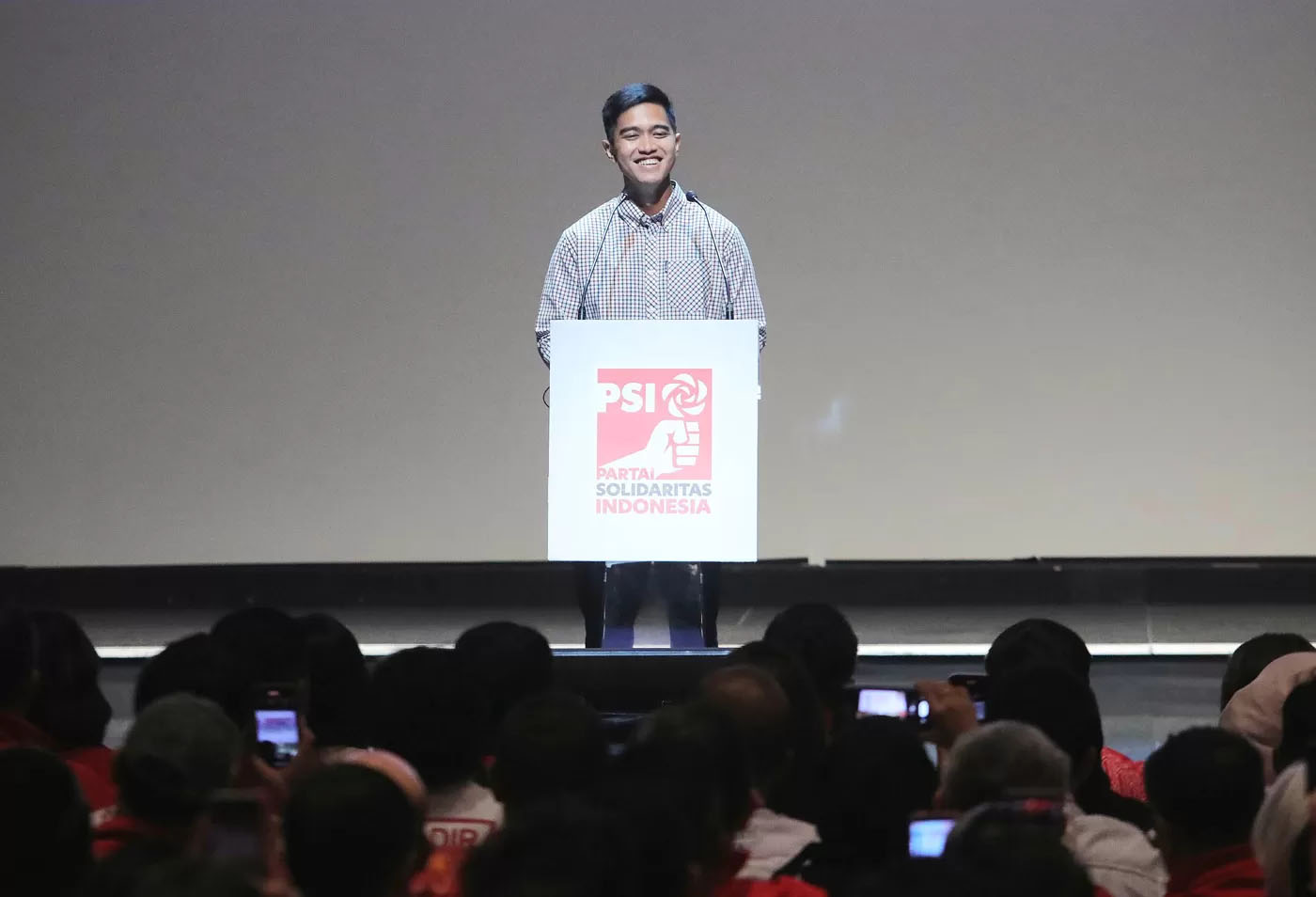 Ketua Umum Partai Solidaritas Indonesia (PSI) terpilih Kaesang Pangarep menyampaikan orasi politiknya dalam Kopi Darat Nasional (Kopdarnas) PSI di Jakarta, Senin (25/9).