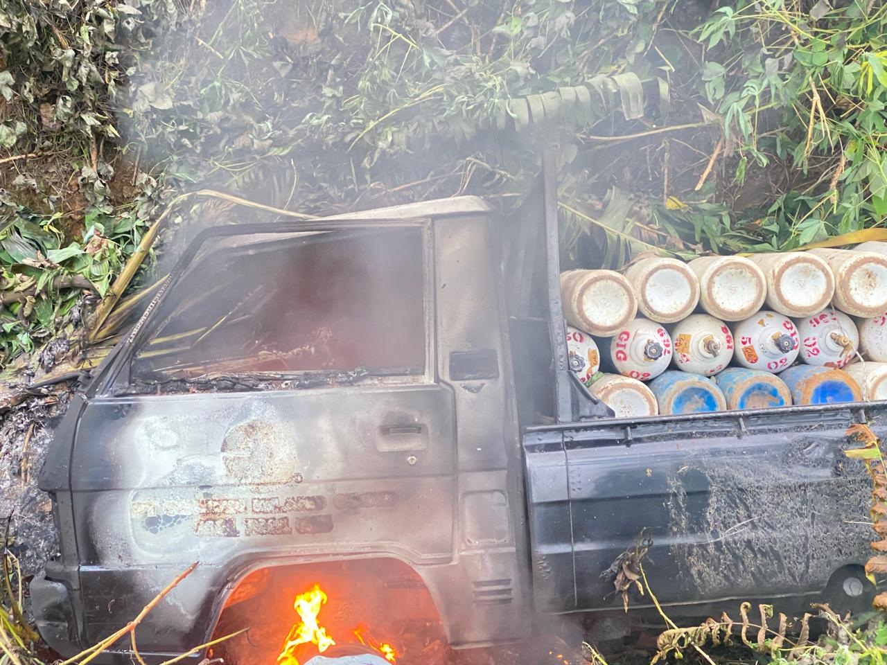 Mobil pickup dengan Nopol BM 8038 QB yang dikemudikan Basing Ajo hangus terbakar, saat jatuh ke jurang di ruas jalan raya Kabun, Kamis (7/3/2024) pagi.