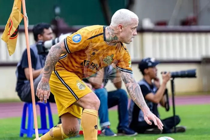 Radja Nainggolan juga jadi korban aksi berbahaya Wahyudi Hamisi ketika laga Bhayangkara FC menghadapi PSS Sleman.