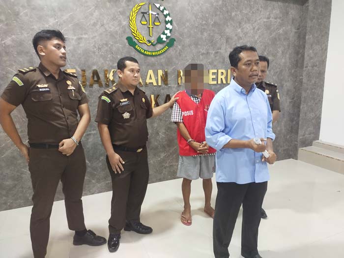 Kajari Bengkalis Zainur Arifin Syah didampingi Kasi Intel Hardianto dan Kasi Pidsus Novrizal menyampaikan keterangan pers terkait penangkapan DPO kasus dugaan penjual lahan mangrove di Desa Senderak,